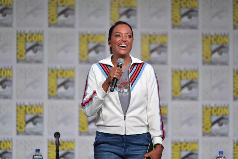 Aisha Tyler as a host.