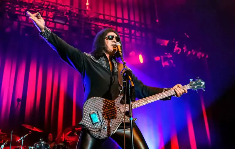 Kiss' Gene Simmons educates fans who say cloth masks don't protect against coronavirus on his stage
