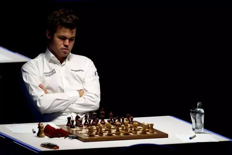 Replying to @High IQ Chess Magnus Carlsen punishes 3000+ opponent