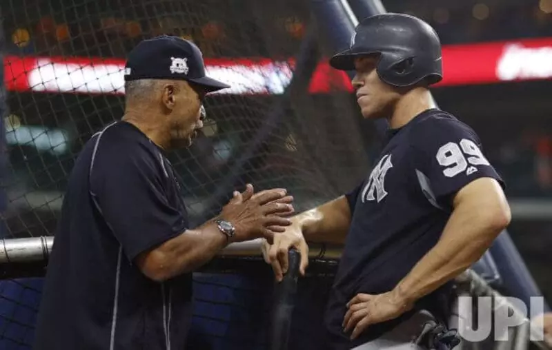 Reggie Jackson talks to Yankees' Aaron Judge before ALCS Game 2