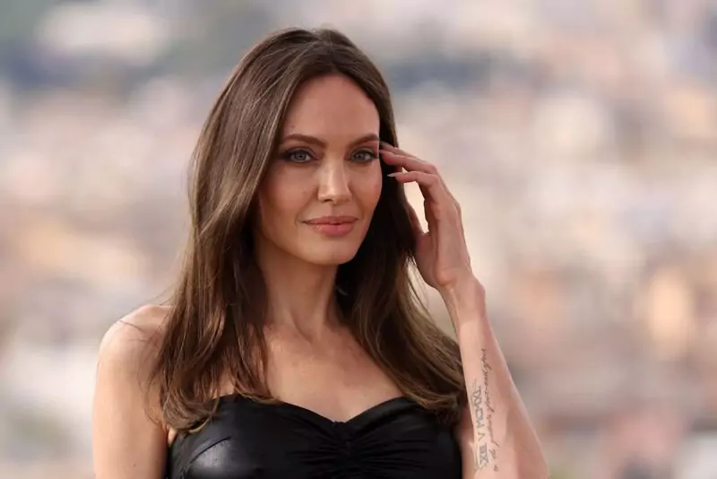 Angelina Jolie IQ 120
