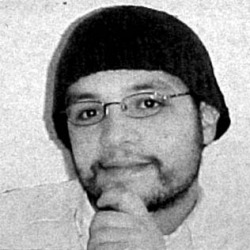 Mohammed B. in 2003. Zonder balkje, maar met bril en muts.