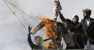 Boze Afghanen steken Wilderspop in de brand.