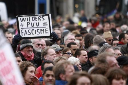 Anti-Wildersdemonstration in Amsterdam (click to enlarge).
